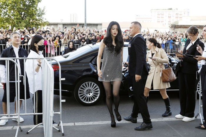 1426228182 MILAN, ITALY - SEPTEMBER 22: Kim Tae-ri is seen arriving at the Prada Fashion Show during the Milan Fashion Week Womenswear Spring/Summer 2023 on September 22, 2022 in Milan, Italy. (Photo by Tristan Fewings/Getty Images)