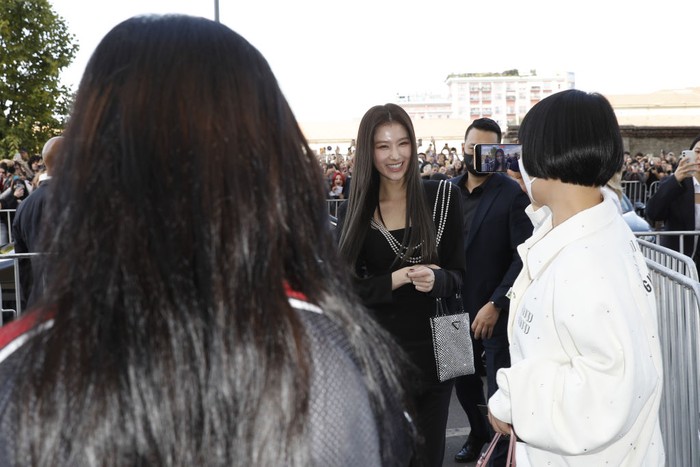 1426232917 MILAN, ITALY - SEPTEMBER 22: Sana is seen arriving at the Prada Fashion Show during the Milan Fashion Week Womenswear Spring/Summer 2023 on September 22, 2022 in Milan, Italy. (Photo by Tristan Fewings/Getty Images)