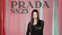 Rambut lurus panjangnya yang digerai dan tas tangan melengkapi penampilan Sana. (Foto: Getty Images for Prada/Vittorio Zunino Celotto)