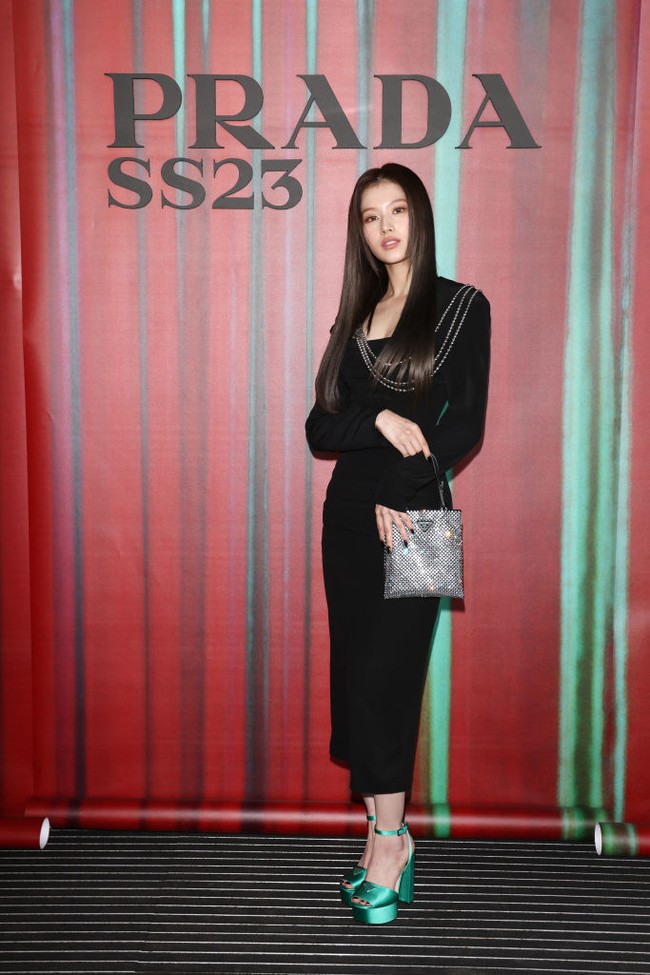 Meskipun tak memegang posisi visual dalam grupnya, Sana TWICE mencuri atensi dengan kecantikannya. Tak sedikit yang menyebut personel asal Jepang itu terlihat lebih cantik dalam kehidupan nyata. Foto: Getty Images for Prada/Vittorio Zunino Celotto