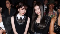 Sana menikmati peragaan busana-busana terbaru Prada di barisan kursi paling depan. (Foto: Getty Images for Prada/Jacopo M. Raule)
