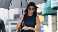 Kendall terlihat berjalan seorang diri dengan gaun biru yang menegaskan lekuk tubuhnya. (Foto: GC Images/Gotham) 