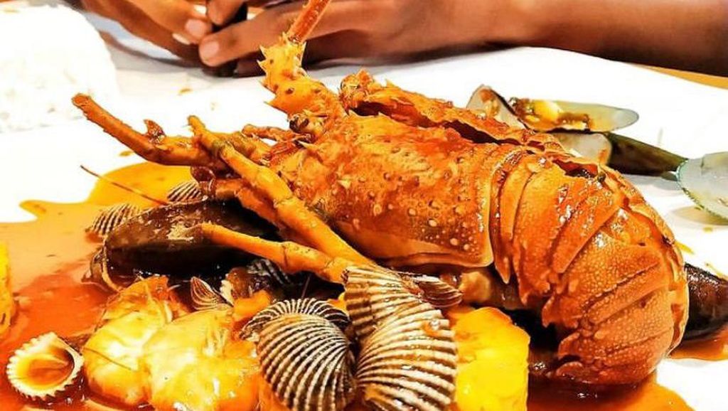 5 Seafood Gaya Louisiana yang Dituang di Meja, Gurih Mantap!