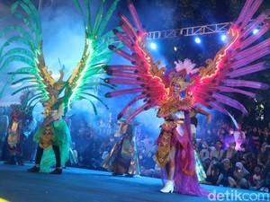 Melihat Kemeriahan Kudus Fashion Art, Ribuan Warga Padati Alun-alun