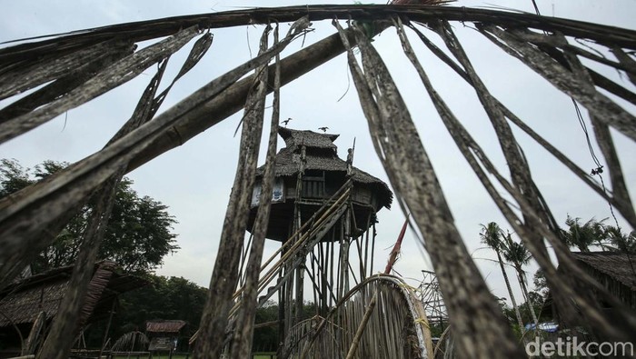 Ada Ritual Cuci Tengkorak di Rumah Adat Sibujit Nyobeng Sebujit merupakan tradisi unik yang digelar di Bengkayang, Kalbar. Ini merupakan ritual syukur atas panen juga ritual memandikan tengkorak.
