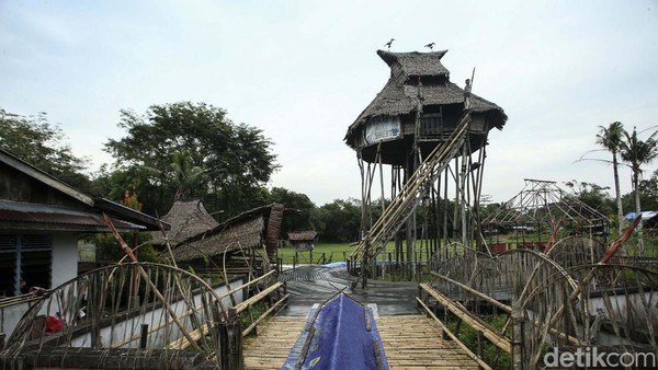 Di tempat inilah biasanya ritual Nyobeng Sebujit digelar. Ritual ini diperkirakan akan menarik wisatawan asal Malaysia, mengingat letak Bengkayang yang berbatasan dengan Serawak, Malaysia. Di tempat inilah biasanya ritual Nyobeng Sebujit digelar. Ritual ini diperkirakan akan menarik wisatawan asal Malaysia, mengingat letak Bengkayang yang berbatasan dengan Serawak, Malaysia.