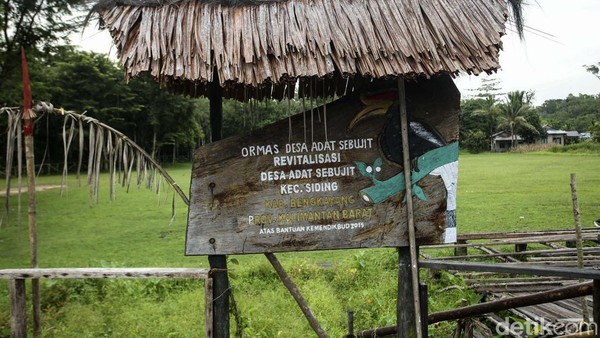 Dayak Bidayuh merupakan salah satu sub suku Dayak yang ada di Pulau Kalimantan. Mayoritas warga suku Dayak Bidayuh tinggai di tapal batas Kalimantan Barat, Indonesia dengan Sarawak, Malaysia hingga Brunei Darussalam. Dayak Bidayuh merupakan salah satu sub suku Dayak yang ada di Pulau Kalimantan. Mayoritas warga suku Dayak Bidayuh tinggai di tapal batas Kalimantan Barat, Indonesia dengan Sarawak, Malaysia hingga Brunei Darussalam.