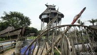 Tradisi ini dimulai dengan ritual penyambutan, setelah itu kepala akan disimpan di atas bambu yang ada di sebelah balug (rumah adat). Kemudian masyarakat yang ditunjuk sebagai pejuang akan memanjat bambu dengan posisi terbalik, untuk menunjukkan kekuatan mereka.