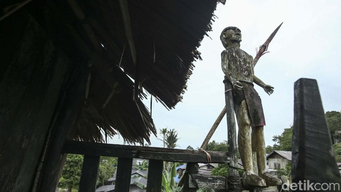 Nyobeng Sebujit merupakan tradisi unik yang digelar di Bengkayang, Kalbar. Ini merupakan ritual syukur atas panen juga ritual memandikan tengkorak.
