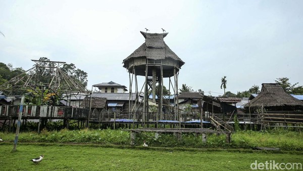 Nyobeng Sebujit merupakan tradisi unik yang digelar di Bengkayang, Kalimantan Barat.