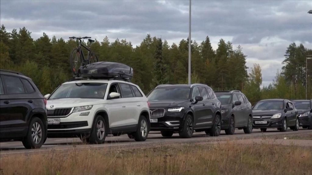 Antrean Panjang Kendaraan Meninggalkan Kherson Hindari Serangan Rusia
