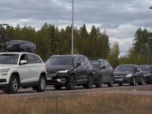 Antrean Panjang Kendaraan Meninggalkan Kherson Hindari Serangan Rusia