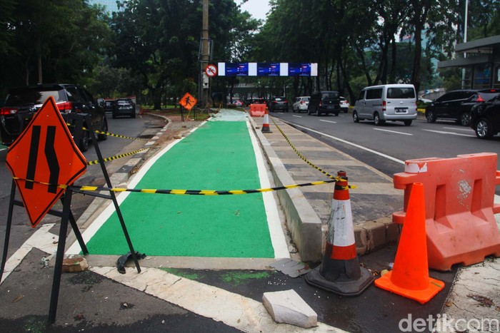 Pemprov DKI Jakarta tengah merevitalisasi jalur kolong Semanggi. Salah satu yang dibangun dalam revitalisasi kali ini ialah terowongan untuk pesepeda.