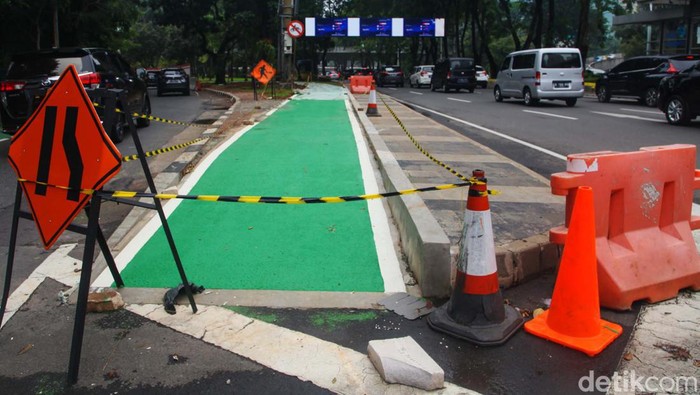 Pemprov DKI Jakarta tengah merevitalisasi jalur kolong Semanggi. Salah satu yang dibangun dalam revitalisasi kali ini ialah terowongan untuk pesepeda.