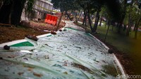 Tampak jalur sepeda itu membelah taman.