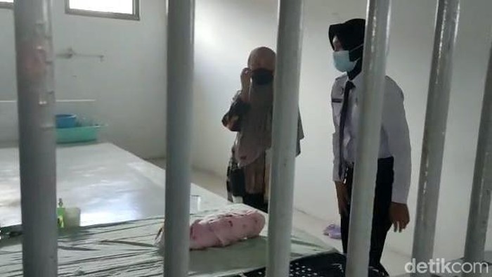 AV, narapidana wanita bersama balitanya di sel