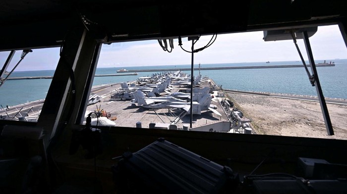 Bawa Jet-jet Tempur, USS Ronald Reagan Berlabuh di Busan, Ada Apa? Fighter jets sit on the deck of U.S. Navy aircraft carrier USS Ronald Reagan which is anchored at a port in Busan, South Korea, September 23, 2022. Yonhap via REUTERS ATTENTION EDITORS - THIS IMAGE HAS BEEN SUPPLIED BY A THIRD PARTY. SOUTH KOREA OUT. NO RESALES. NO ARCHIVE.