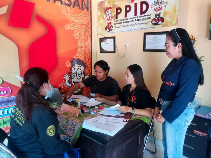 Bawaslu Kabupaten Karangasem saat menerima pendaftar Panwascam.