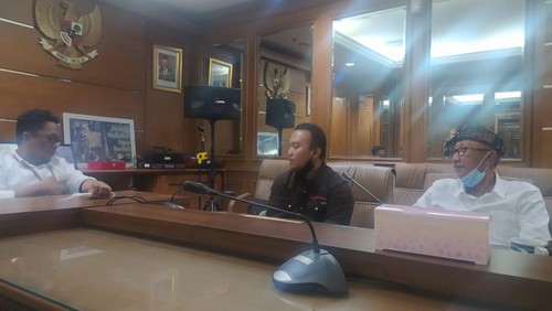 Bendesa Desa adat Intaran Bali bersama dengan direktur WALHI Bali audiensi dengan Direktorat Jenderal Konservasi Sumber Daya Alam dan Ekosistem, KLHK di Gedung Manggala Wanabakti, Jakarta, pada Kamis (22/9/2022)