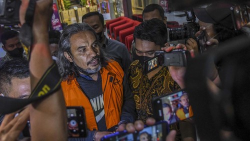 Penasihat hukum Intidana Yosep Parera mengenakan rompi tahanan seusai diperiksa di gedung KPK, Jakarta, Jumat (23/9/2022).  KPK mengamankan enam dari sepuluh tersangka dalam operasi tangkap tangan (OTT) pada Rabu (21/9/2022) dengan barang bukti uang 205.000 Dollar Singapura dan Rp50 juta yang diduga untuk menyuap pengurusan perkara di Mahkamah Agung. ANTARA FOTO/Galih Pradipta/nym.