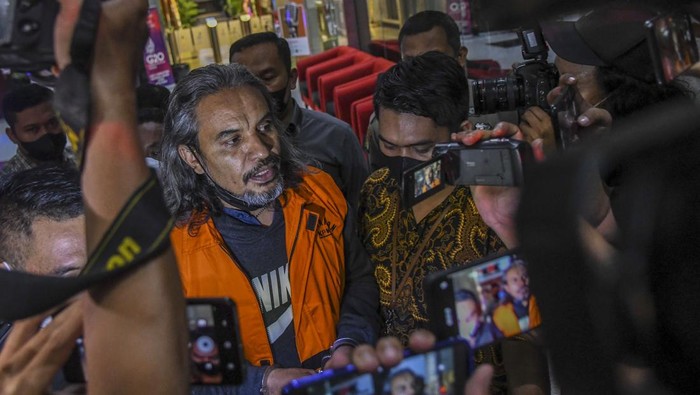 Berbaju Tahanan, Ini Para Tersangka dalam OTT KPK di MA Penasihat hukum Intidana Yosep Parera mengenakan rompi tahanan seusai diperiksa di gedung KPK, Jakarta, Jumat (23/9/2022). KPK mengamankan enam dari sepuluh tersangka dalam operasi tangkap tangan (OTT) pada Rabu (21/9/2022) dengan barang bukti uang 205.000 Dollar Singapura dan Rp50 juta yang diduga untuk menyuap pengurusan perkara di Mahkamah Agung. ANTARA FOTO/Galih Pradipta/nym.