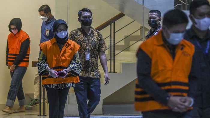 Berbaju Tahanan, Ini Para Tersangka dalam OTT KPK di MA Penasihat hukum Intidana Yosep Parera mengenakan rompi tahanan seusai diperiksa di gedung KPK, Jakarta, Jumat (23/9/2022). KPK mengamankan enam dari sepuluh tersangka dalam operasi tangkap tangan (OTT) pada Rabu (21/9/2022) dengan barang bukti uang 205.000 Dollar Singapura dan Rp50 juta yang diduga untuk menyuap pengurusan perkara di Mahkamah Agung. ANTARA FOTO/Galih Pradipta/nym.