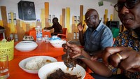Suasana di sebuah restoran di Azaguie, yang menyediakan hidangan daging bekicot goreng saat makan siang di Pantai Gading.