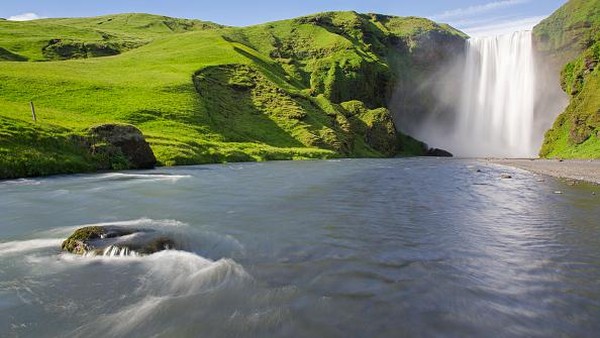Sungai di bawah Skógafoss menjadi tempat yang sangat besar untuk sumber arang dan populasi salmon dan menjadi tempat favorit oleh para pemancing pada saat musim panas. Sungai di bawah Skógafoss menjadi tempat yang sangat besar untuk sumber arang dan populasi salmon dan menjadi tempat favorit oleh para pemancing pada saat musim panas.Â