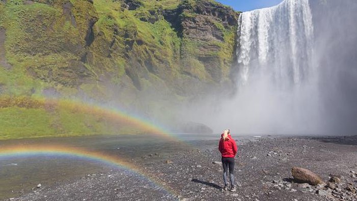 Bikin Terpana! Ini Air Terjun Paling Menakjubkan di Islandia SKOGAR, ICELAND - SEPTEMBER 02: Tourists walk around Skogafoss waterfall on September 2, 2018 near Skogar, in South Iceland.