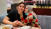 Salah satu yang paling banyak diunggah adalah momen saat nongkrong sambil kulineran. Salah satunya momen saat makan bersama sang kakak ini. Ia menikmati olahan tulang sumsum. Foto: Instagram