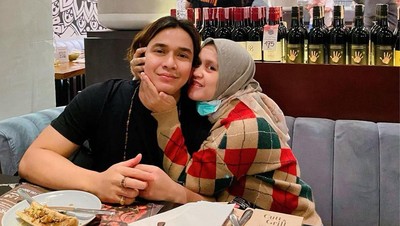 Keseruan Billy saat Bersantap di Restoran Jepang