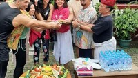 Billy Syahputra dikenal sebagai sosok yang rendah hati kepada siapa saja. Ini momen Billy bersama dengan rekan sesama artis saat memotong tumpeng untuk projeknya. Foto: Instagram