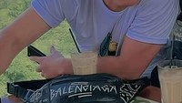 Di balik tingkahnya yang kocak, Billy Syahputra juga memiliki pose-pose keren. Terutama pose saat nongkrong dan menikmati es kopi ini. Foto: Instagram