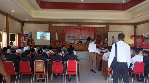CTI Asian Processing Center saat melakukan sosialisasi terhadap anak muda yang akan bekerja ke luar negeri, di Aula Disdikpora Kabupaten Karangasem, Bali, Jumat (23/9/2022).