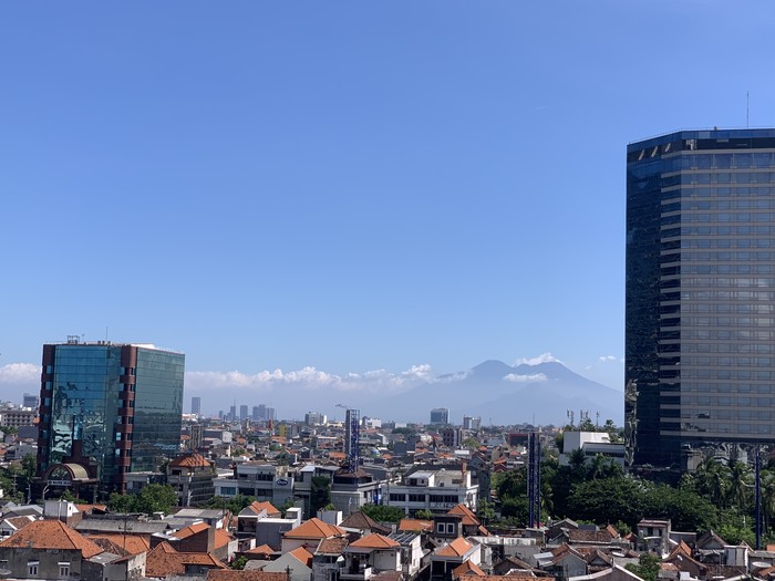 cuaca cerah dan panas terik di surabaya