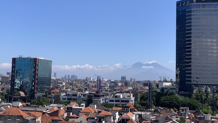 cuaca cerah dan panas terik di surabaya