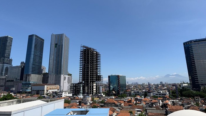 cuaca cerah dan panas terik di surabaya