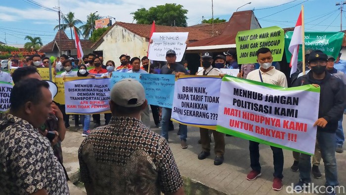 demo tuntut tarif penyeberangan naik di banyuwangi