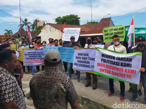 Ratusan Pekerja Kapal di Banyuwangi Demo Tuntut Kenaikan Tarif Penyeberangan