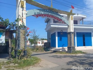 Susah Senang Warga Desa Pocong di Perantauan Tunjukkan KTP untuk Pembuktian
