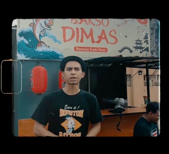Dalam unggahan berbeda Dimas tampak memamerkan kedai bakso barunya yang bernuansa Jepang. Kedai baksonya itu diberi nama Bakso Dimas. Foto: Instagram/@dimas_baam
