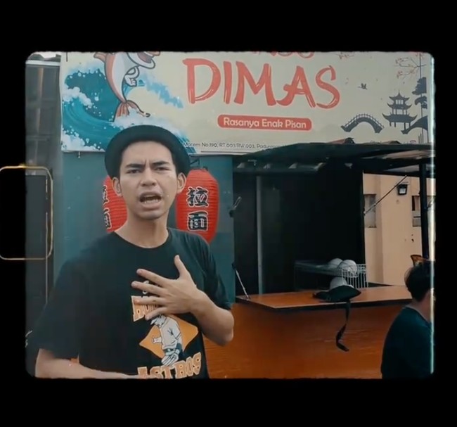 Sebelum terkenal Dimas memang bekerja menjual bakso. Parasnya yang mirip dengan Raffi Ahmad yang kemudian membuatnya menjadi viral dan bisa bertemu langsung dengan suami Nagita Slavina itu. Foto: Instagram/@dimas_baam