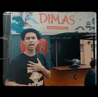 Sebelum terkenal Dimas memang bekerja menjual bakso. Parasnya yang mirip dengan Raffi Ahmad yang kemudian membuatnya menjadi viral dan bisa bertemu langsung dengan suami Nagita Slavina itu. Foto: Instagram/@dimas_baam