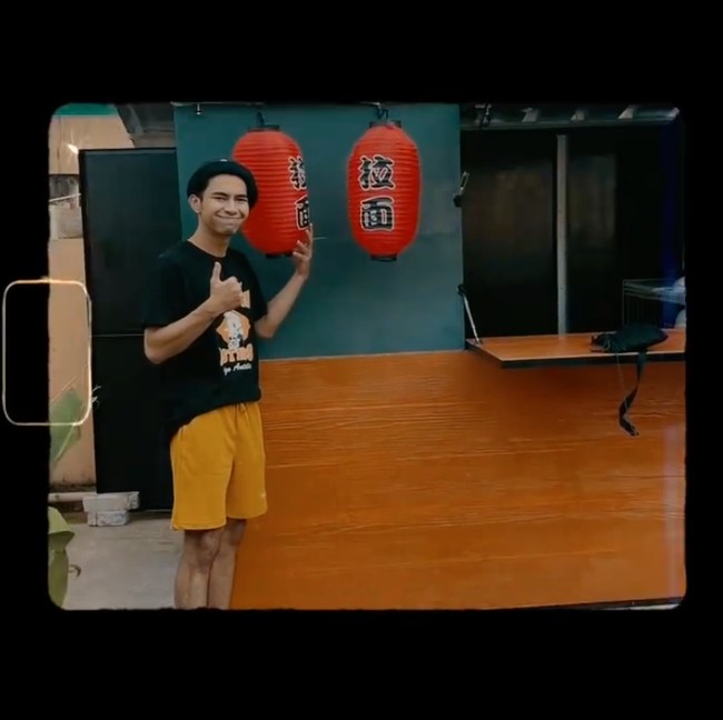 Kini setelah Dimas sudah terlihat jarang tampil di televisi, ia kembali membuka usaha makanannya dengan berjualan bakso. Walaupun tak besar namun tempat jualannya itu tampak rapih dengan nuansa Jepang. Foto: Instagram/@dimas_baam