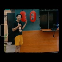 Kini setelah Dimas sudah terlihat jarang tampil di televisi, ia kembali membuka usaha makanannya dengan berjualan bakso. Walaupun tak besar namun tempat jualannya itu tampak rapih dengan nuansa Jepang. Foto: Instagram/@dimas_baam