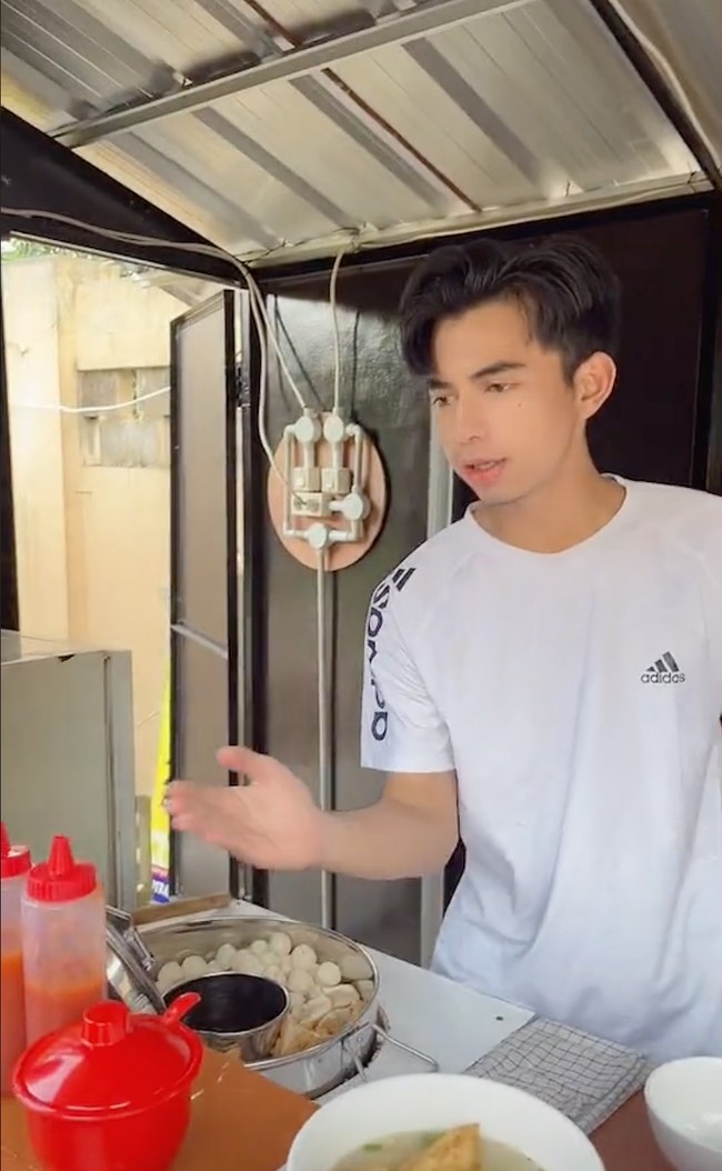 Salah satu pembeli bakso yang datang terlihat memvideokan Dimas yang sedang berjualan bakso. Video Dimas saat menyiapkan jualannya itu kemudian diunggah ke akun TikTok @montcan. Foto: TikTok/@montcan