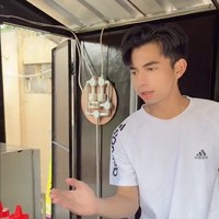 Salah satu pembeli bakso yang datang terlihat memvideokan Dimas yang sedang berjualan bakso. Video Dimas saat menyiapkan jualannya itu kemudian diunggah ke akun TikTok @montcan. Foto: TikTok/@montcan