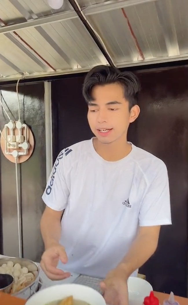 Dalam video terdengar suara pembelinya yang justru menjadi salah fokus melihat paras Dimas yang tampan. Duh yang layanin ganteng, ucap pembeli tersebut. Foto: TikTok/@montcan