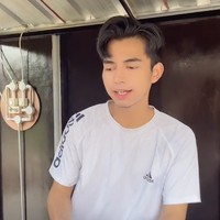 Dalam video terdengar suara pembelinya yang justru menjadi salah fokus melihat paras Dimas yang tampan. Duh yang layanin ganteng, ucap pembeli tersebut. Foto: TikTok/@montcan