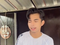 8 Foto Terbaru Dimas Ahmad, Kembaran Raffi yang Kembali Jualan Bakso